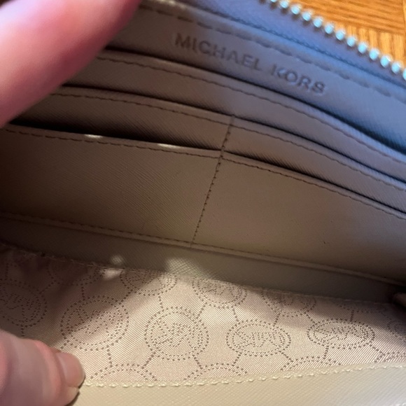 🍁Like New Michael Kors Wallet🌲 - Picture 7 of 16